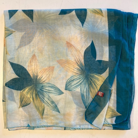 G Lightweight Floral Printed Scarf - Picture 3 of 6
